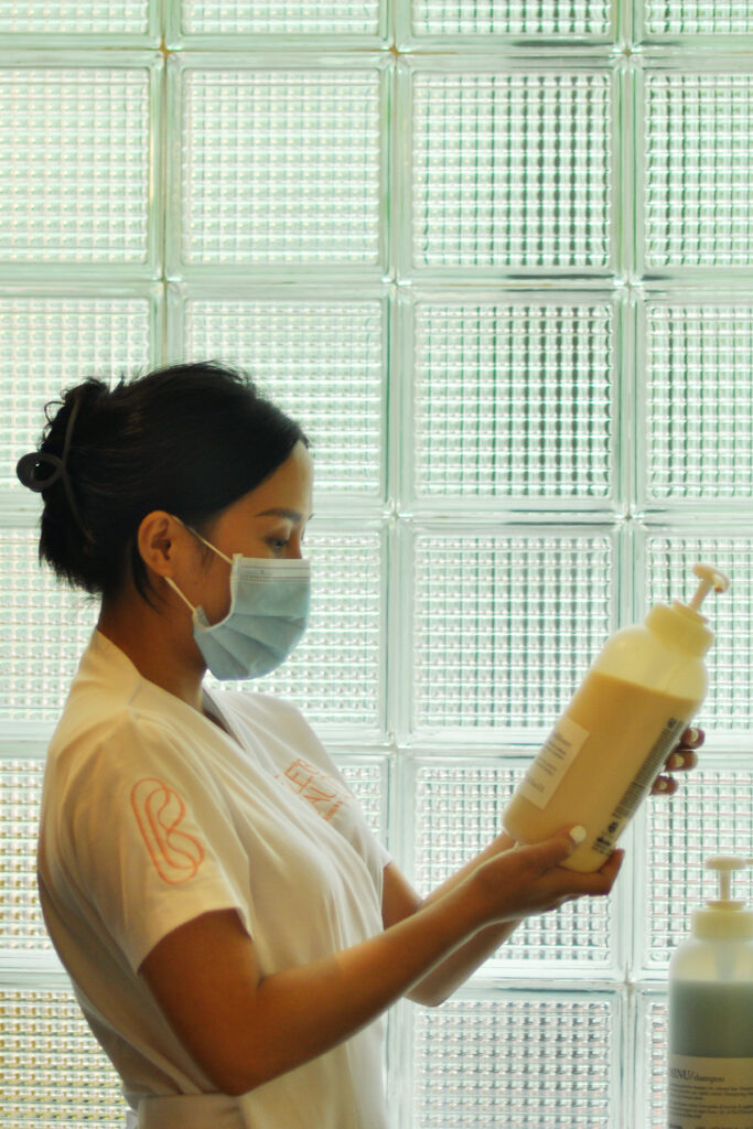 Gentle hair shampooing treatment with relaxing scalp cleansing